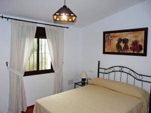 Dormitorio pricipal con armario empotrado. Dispone de la ropa de cama necesaria.