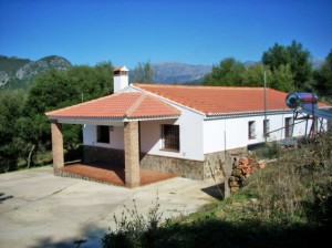 Vista del porche de la casa. Dispone de barbacoa y de mesa y sillas de exterior.